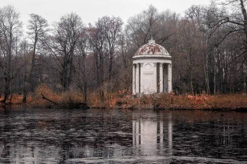 Ротонда в заброшенном парке