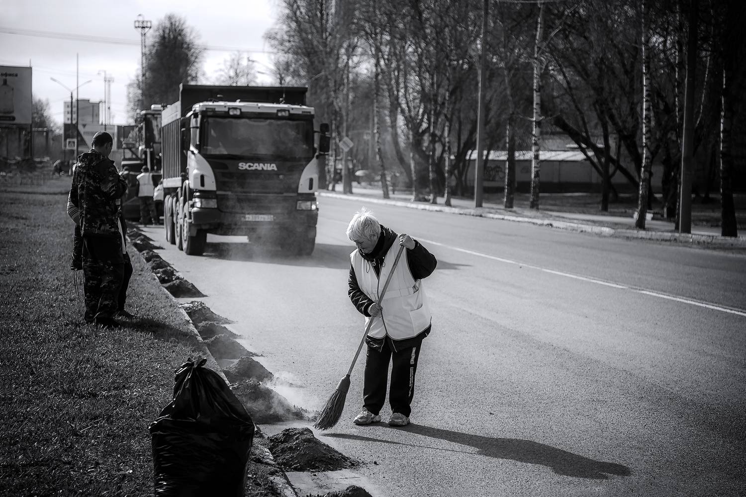 жанр, жанровый портрет, люди, улица, дорога, уборка, муром, весна, апрель, мусор, дворник, Алексей Трифонов