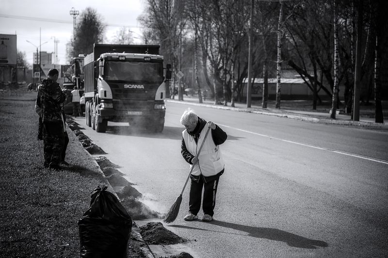 жанр, жанровый портрет, люди, улица, дорога, уборка, муром, весна, апрель, мусор, дворник Будет город как реклама фото превью
