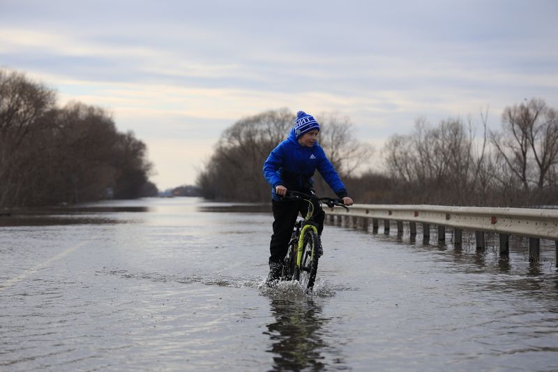Разлив рекаМосква весна Главное, чтобы мама не увидела... фото превью