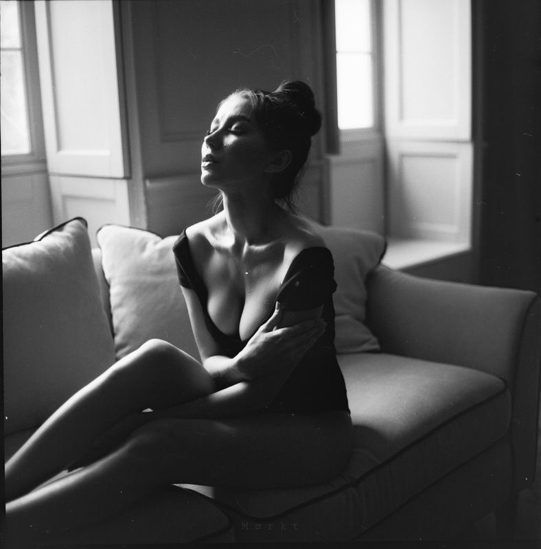 пленка, чб, средний формат, портрет, интерьер, film, bnw, interior, light, девушка, rolleiflex l i g h t фото превью
