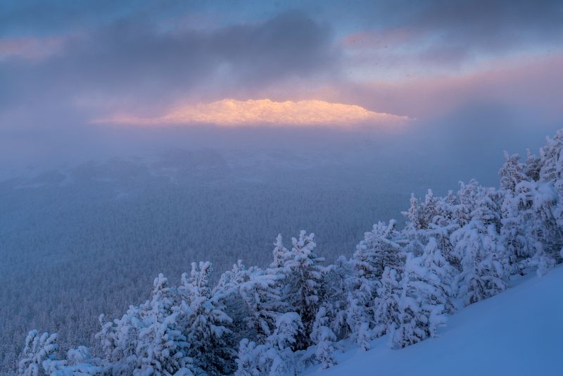 Урал, Северный Урал, горы, снег, Конжаковский камень, Казанский камень, Сухогорский камень Сухогорский камень фото превью