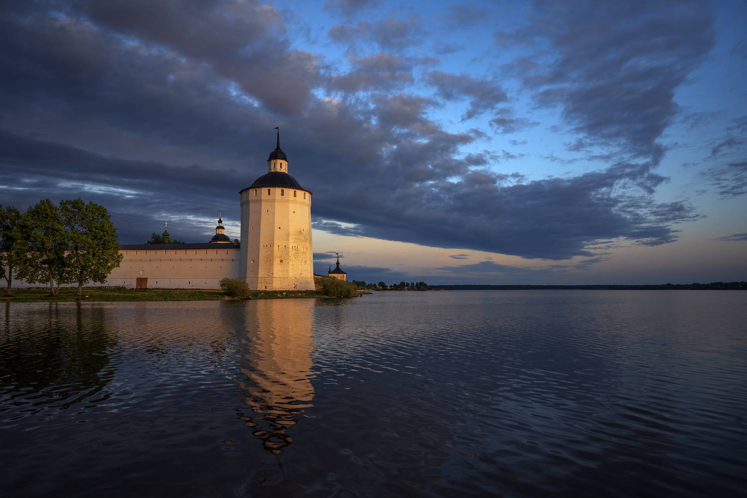 кирилло-белозерский монастырь, кириллов, большая мереженная башня, сиверское озеро, май, вечер, закат, туча, Зверев Олег