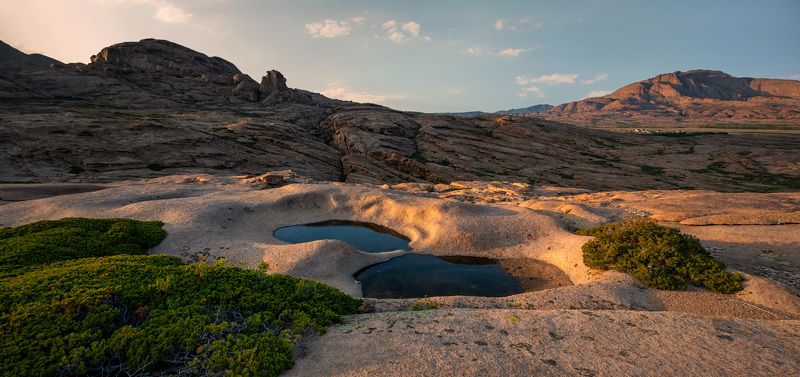 юго-восточный казахстан, урочище бектау-ата, скалы, розовый гранит, сырные камни, можжевельник, вечер *** фото превью
