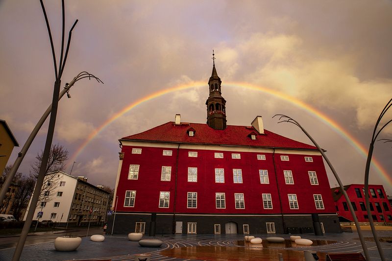 нарва апрель вечер ратуша радуга Нарвская ратуша. Апрель. фото превью