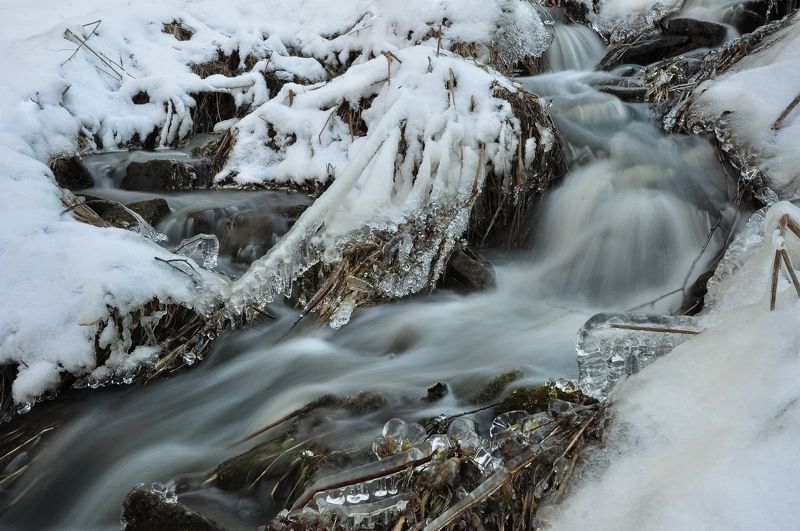 россия, кузбасс, весна, апрель, утро, ручьи, вода, снег,  ледяные узоры, лес Весна апрель ручьи фото превью