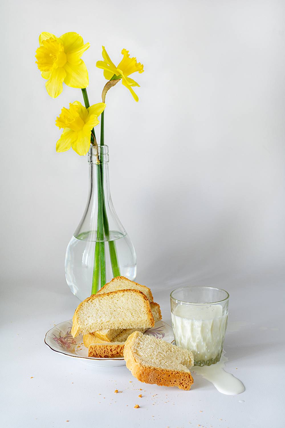 нарциссы, блюдце, хлеб, бутылка, стакан, молоко, Баг Алексей