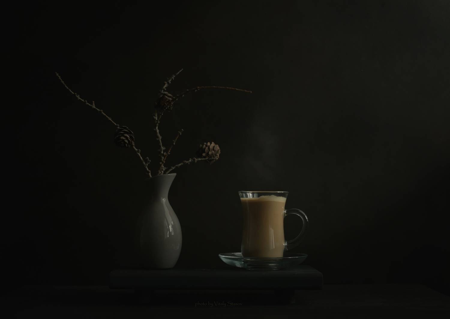 чашка, кофе, чашка горячего кофе, кофе с молоком, минимум, натюрморт, кофе, темный фон, ваза с ветками, шишка, Стасов Виталий