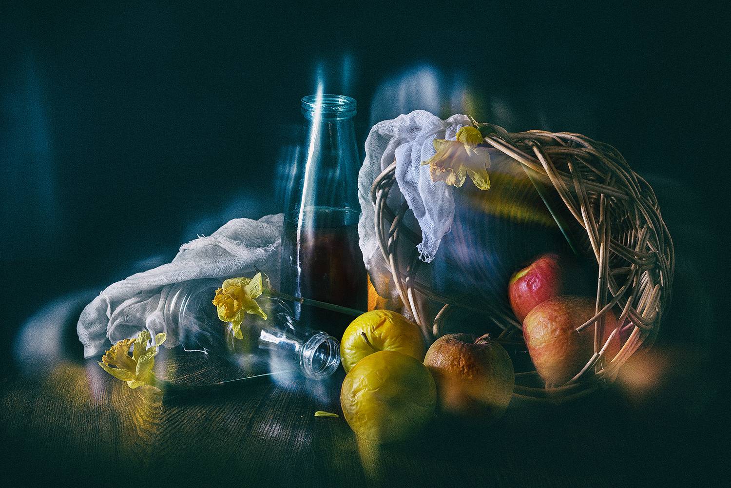 яблоки, цветы, нарциссы, корзинка, бутылки, стекло, тряпка, Баг Алексей