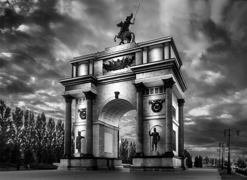 город, архитектура, курск, вечер, здание, памятник, ч/б Триумфальная арка фото превью