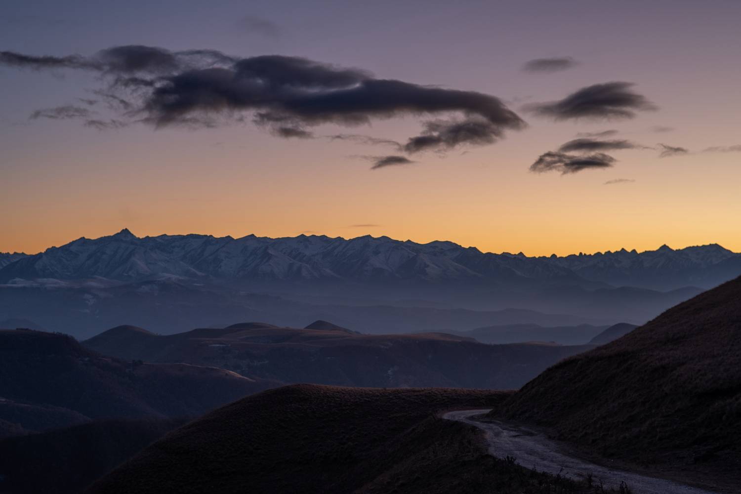 дорога,горы, предгорья. сумерки, туризм, кавказ, карачаево_черкесия, закат, вечер, дымка, облака, Арсен Алабердов