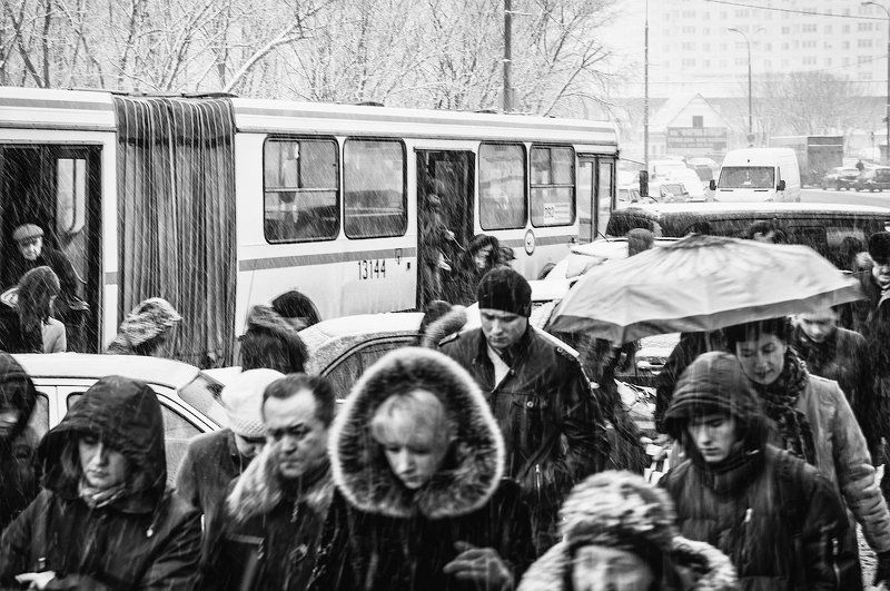 Конечная у метро... Иллюзия свободы... фото превью