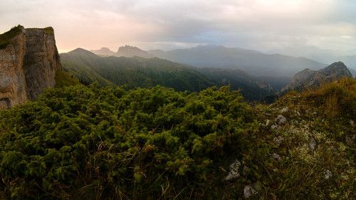 За туманами