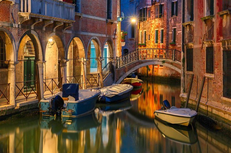 canal, Venice, venezia, venetian, River, Italy, italian, bridge, night, street, light, illuminating, houses, docked, boats, travel, gondola, europe, european, landscape, landmark, romantic, beautiful, evening, illumination, lighting, reflection Venetian canal at night фото превью