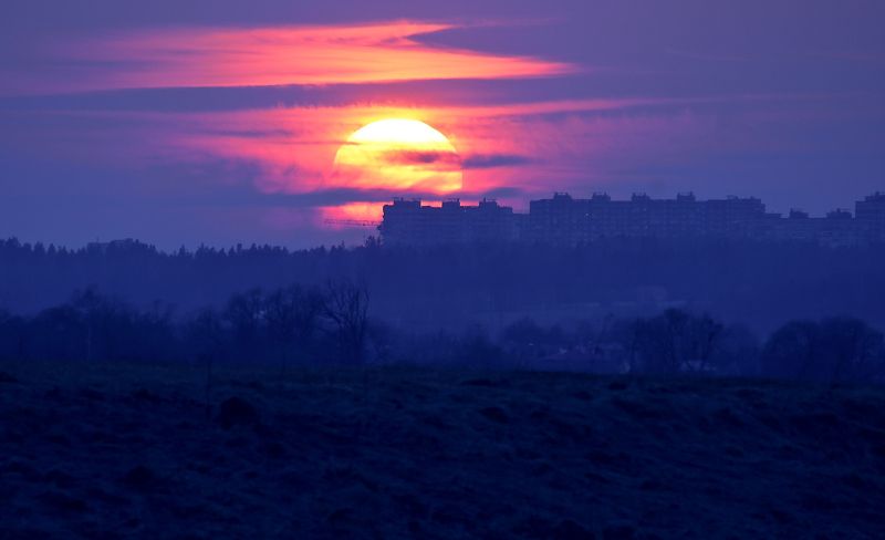 весна, город, городской пейзаж, дали, дома, закат, небо, солнце, сумерки, фиолетовый, шар, ярко Приводя с собой сумерки фото превью