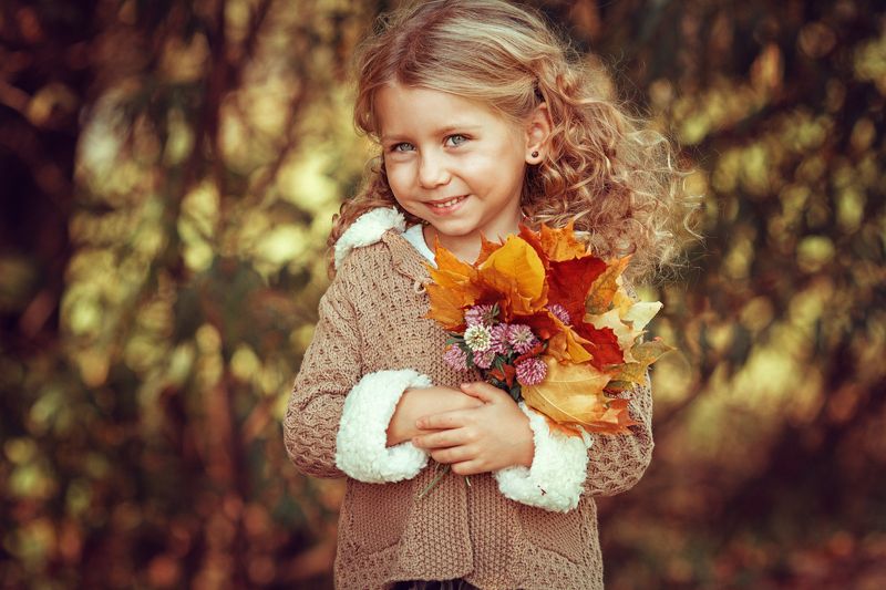портрет, осень, девочка, улыбка, букет, природа, прическа, модель, portrait, autumn, girl, smile, flowers, nature, hair, model Милая Аля! фото превью
