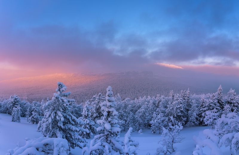 Урал, Северный Урал, горы, снег, Конжаковский камень Вечером в горах Северного Урала фото превью