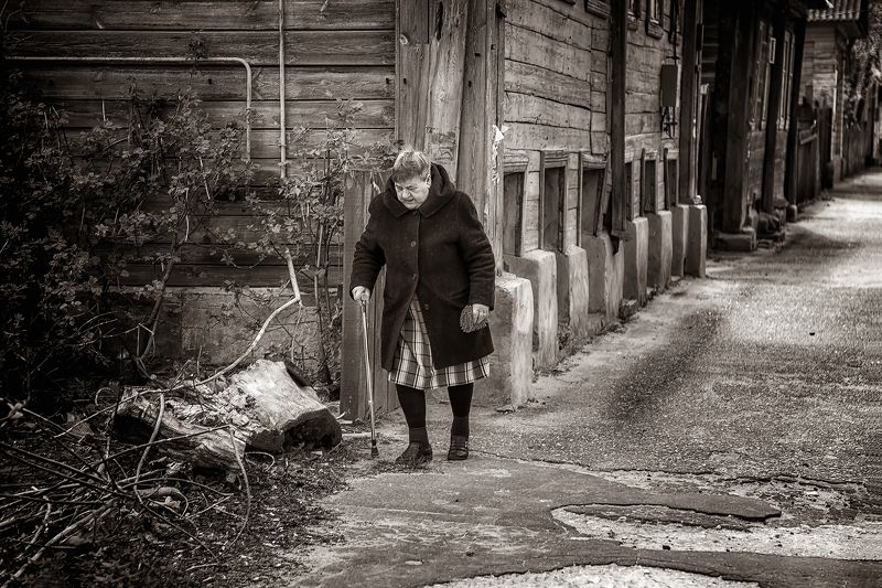 Жанр, Жанровый портрет, Город, Муром, Улица, Старушка, Бабушка с клюшкой, Дорога, Весна, Апрель, День На древней улице Мурома фото превью