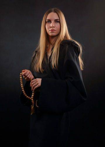 Девушка в рясе