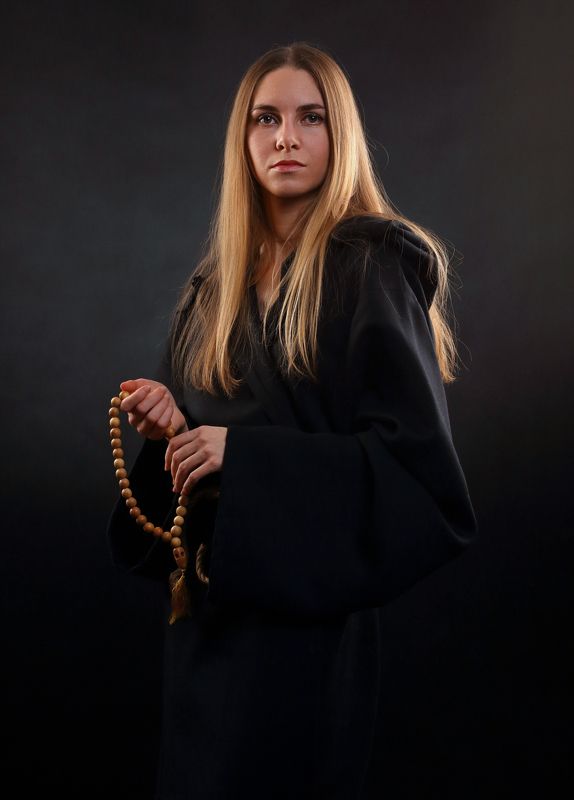 женщина, монах, ряса, чётки, средневековье, блондинка, актриса, история, красивая, религия Девушка в рясе фото превью