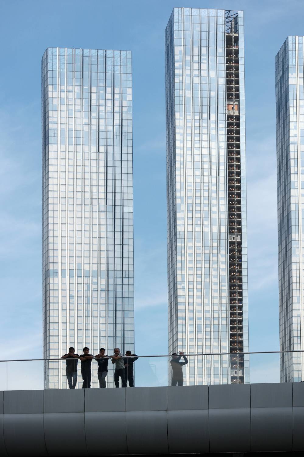 небоскрёбы, прозрачная ограда, люди МДЦ, Дмитрий Ткаченко