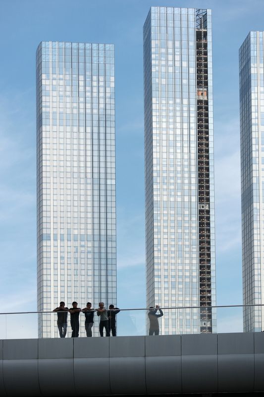 небоскрёбы, прозрачная ограда, люди МДЦ Люди и небоскрёбы фото превью