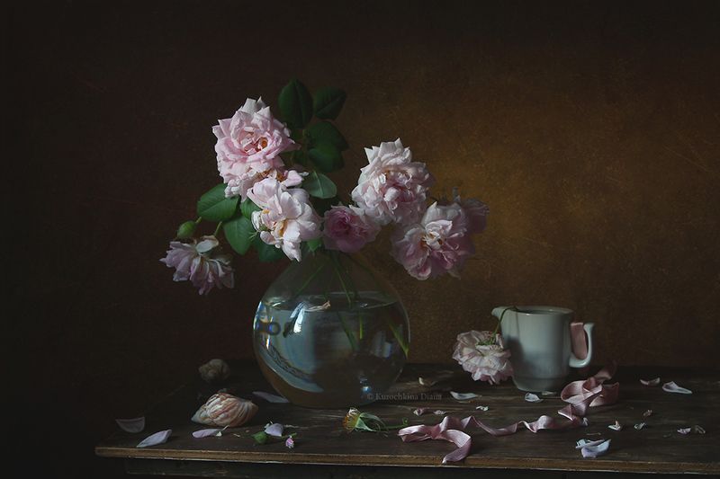 натюрморт, лето 2023, розочки, фарфоровый котенок с розочками фото превью