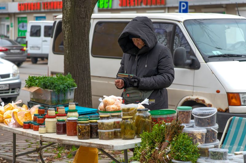 калининград, улица, торговля, соления, продавец, стрит, фотография, жизнь, свирин вадим, 2023, kaliningrad, street, trade, pickles, seller, street, photography, life, vadim svirin Уличный торговец. фото превью