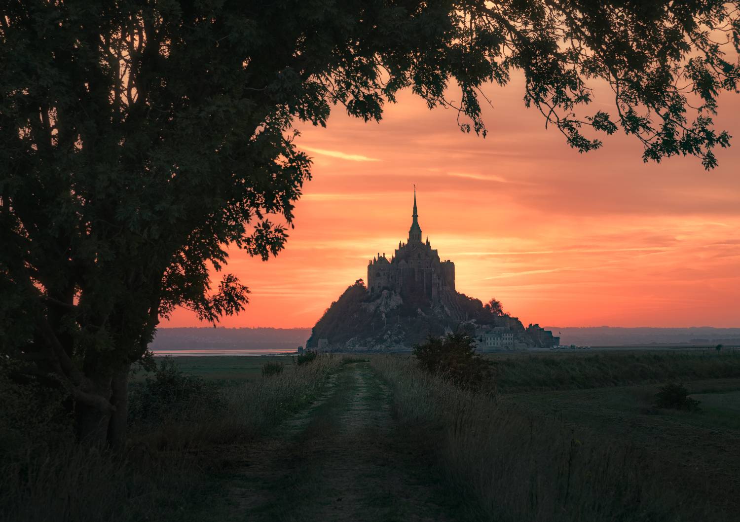 франция, нормандия, мон-сен-мишель, мон сен мишель, закат, рассвет, вечер, утро, восход, замок, крепость, остров, река, тропа, mont-saint-michel, mont saint michel, france, sunset, sunrise, sun, morning, island, fortress, abbey, rural, mont saint-michel, Эрнест Вахеди