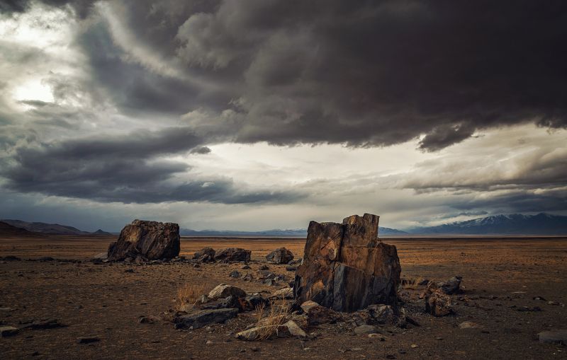 горный алтай,начало мая,чуйская степь,тархатинский мегалитический комплекс,небо перед снежной бурей  фото превью