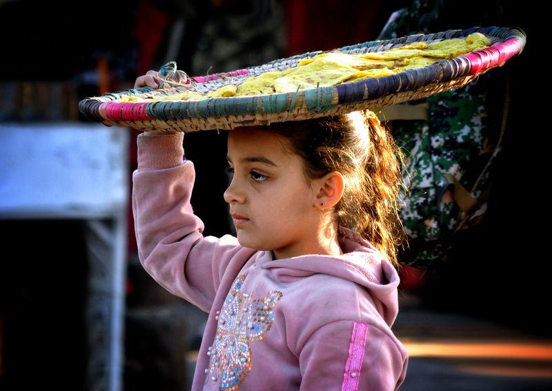 Delicious cakes, buy please... She came back sad and no one approached her... the sad cake seller фото превью