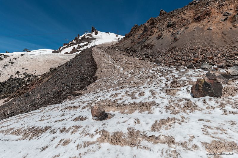 эльбрус, склоны, снег, кальгаспоры, весна, апрель, мир, канатные дороги, приэльбрусье, кабардино-балкария Прогулки по склонам Эльбруса фото превью