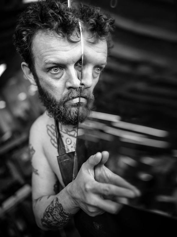 Товарищ Конышев - художник и стекольщик фото превью