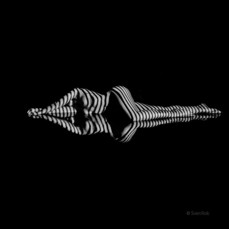 Лежащая на воде фото превью