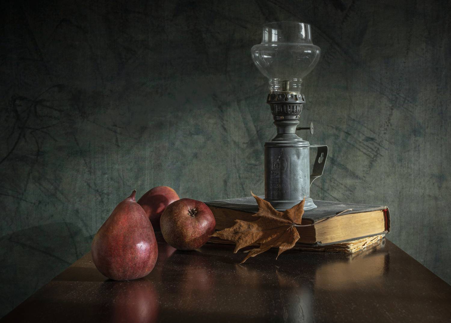 Лампа, книги, лист, груша., Горбачева Маментьева Татьяна