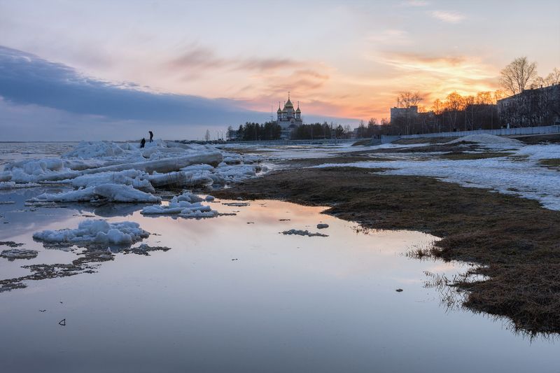 ледоход, город, архангельск, набережная, льдины, река, северная, двина, берег, вода, закат, церковь, деревья Ледоход в Архангельске фото превью