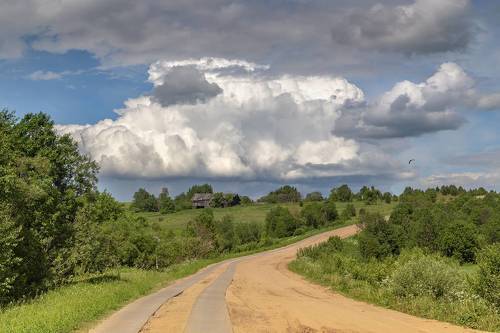 Дорога с облаками.
