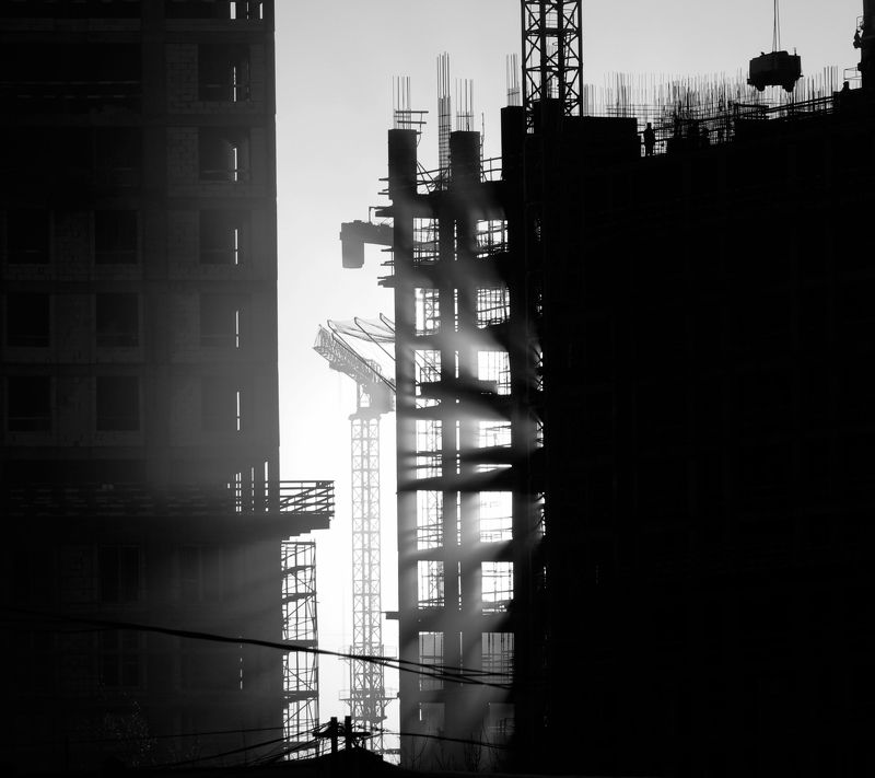 лучи, стройка, многоэтажка, колонны, арматура, закат Строительный закат фото превью