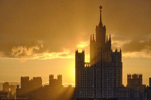 Москва. Котельническая высотка на рассвете и снег.