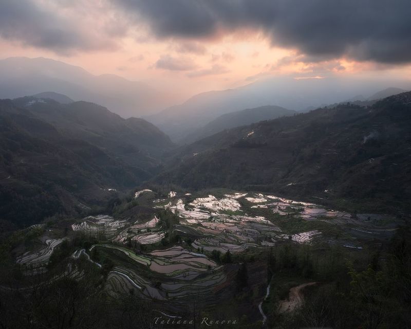 Закат на рисовых террасах Юньнань фото превью