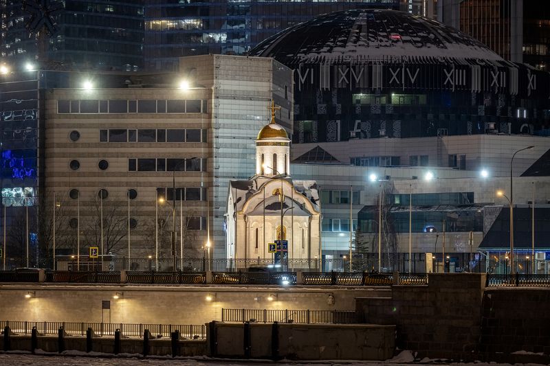 Островок Света - храм Преподобного Серафима Саровского в Москва-Сити фото превью