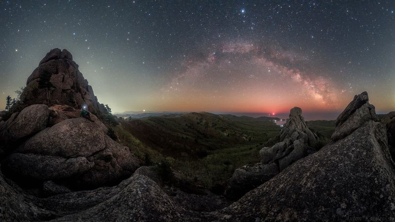 луна, млечный путь, ночь, скалы, море Звёздная ночь в Долине Атлантов фото превью