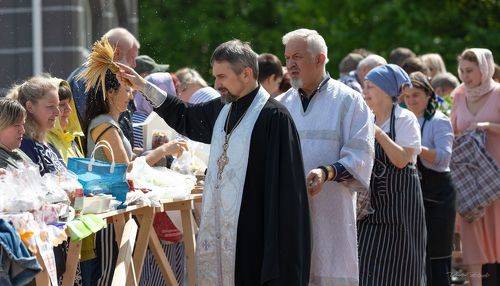 Освящение пасхальных куличей.