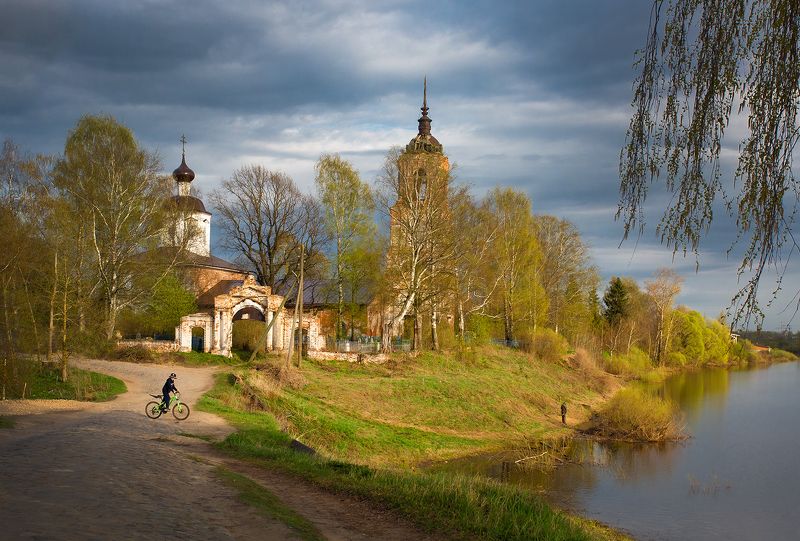 прилуки, вечер, весна, вологда, река, храм, церковь, велосипед, велосипедист Юный велосипедист. В Прилуках. фото превью