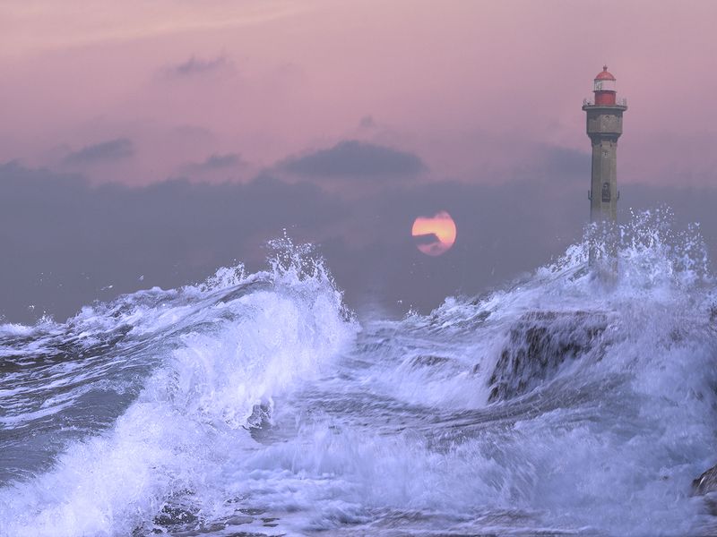 И всё плывёт: маяк, залив, буруны, И я, и небеса, и облака. фото превью