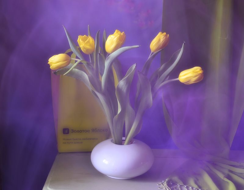 натюрморт,композиция,свет,весна,букет,тюльпаны За вуалью фото превью