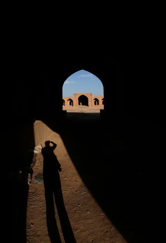 #Architecture  #Iran #caravansary #black  #travel Morning in the Caravansary фото превью