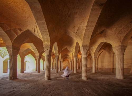 the girl make Sama in Mosque