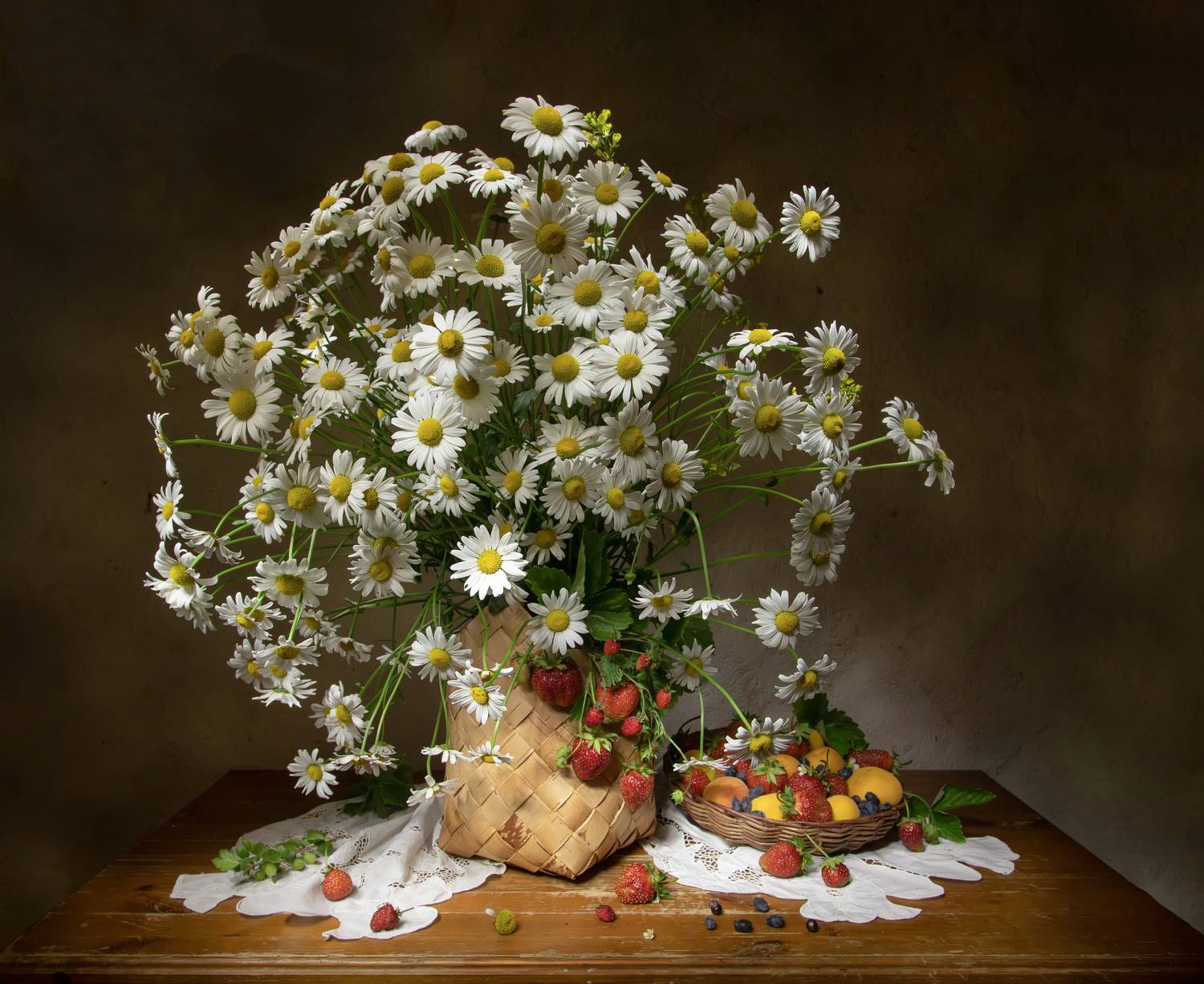 натюрморт, ромашки, клубника, абрикосы, Tatyana Fedenkova