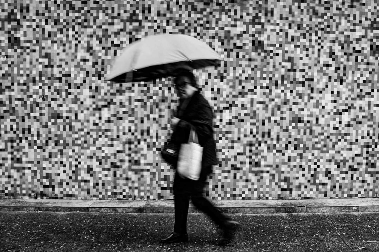streetphotography, street, fotograf&iacute;a callejera, bastian cifuentes araya, periodista furioso, streetphoto, street photo, street photography, rain, lluvia, black and white, Cifuentes Araya Basti&aacute;n
